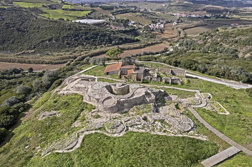 Castro of Zambujal: A Fortified Chalcolithic Settlement in Portugal 1 Castro of Zambujal