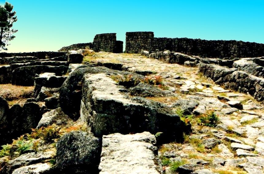 Castro of Monte Mozinho: An Iron Age and Roman Hillfort in Portugal 1 Castro of Monte Mozinho