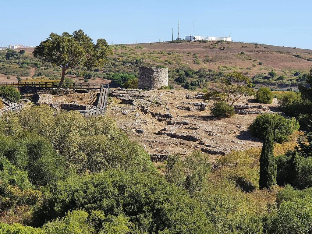 Castro de Leceia: A Prehistoric Fortified Settlement in Portugal 2 Castro de Leceia
