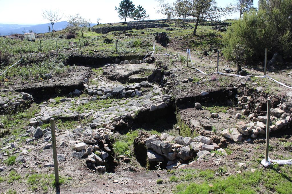Castro de Bagunte: A Fortified Iron Age Settlement in Portugal 1 Castro de Bagunte