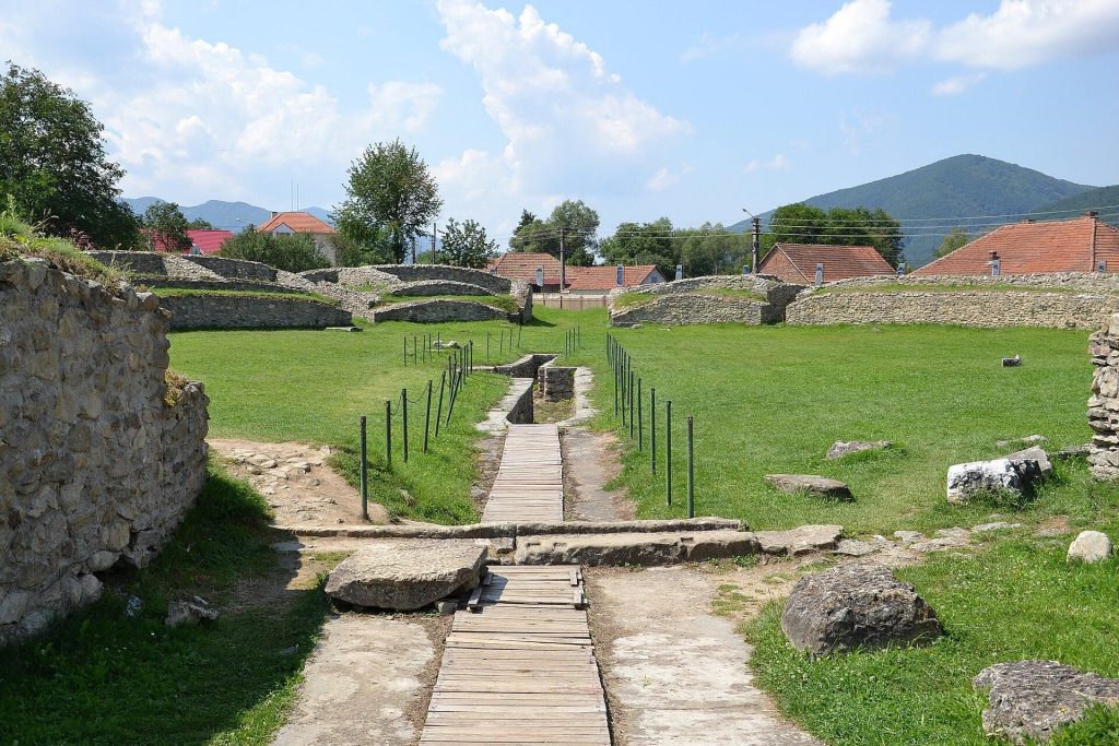 Ulpia Traiana Sarmizegetusa: Capital of Roman Dacia 1 Ulpia Traiana Sarmizegetusa
