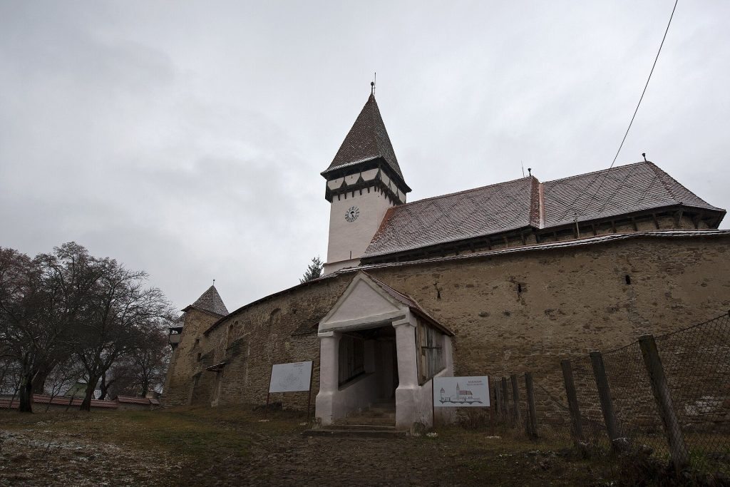 Fortified Church in Meșendorf, Brașov: A Medieval Evangelical Stronghold 1 Fortified church in Meșendorf, Brașov