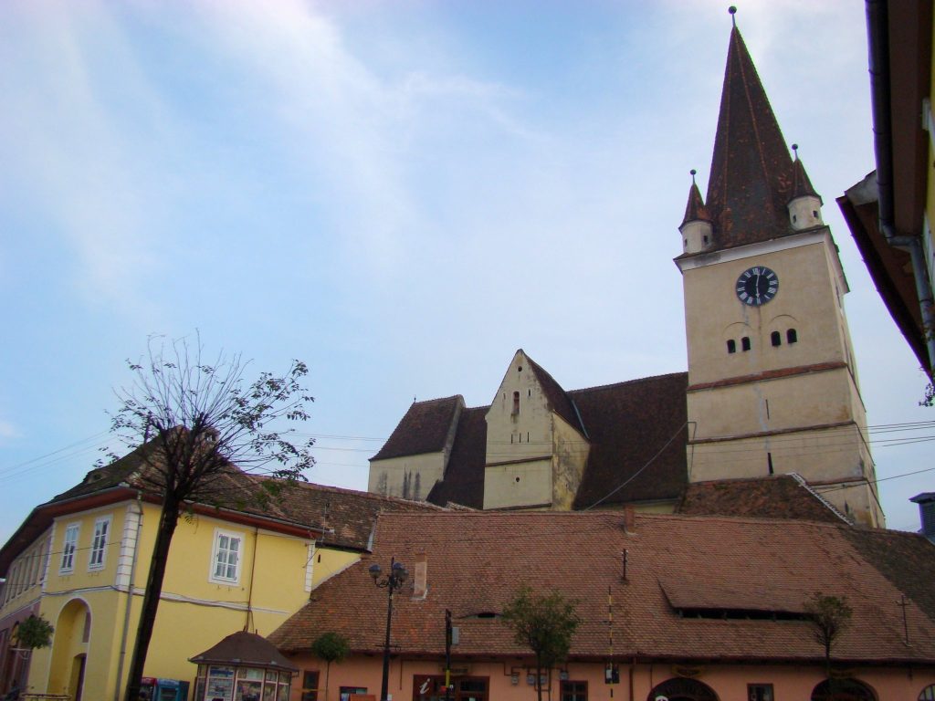 Lutheran Church in Cisnădie, Sibiu: A Fortified Medieval Church in Romania 1 Lutheran church in Cisnădie, Sibiu