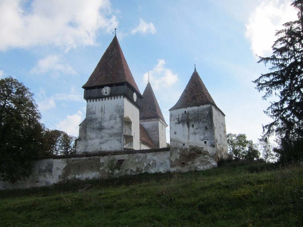 Fortified Church in Merghindeal, Sibiu: A Romanesque Evangelical Church 4 Fortified church in Merghindeal, Sibiu
