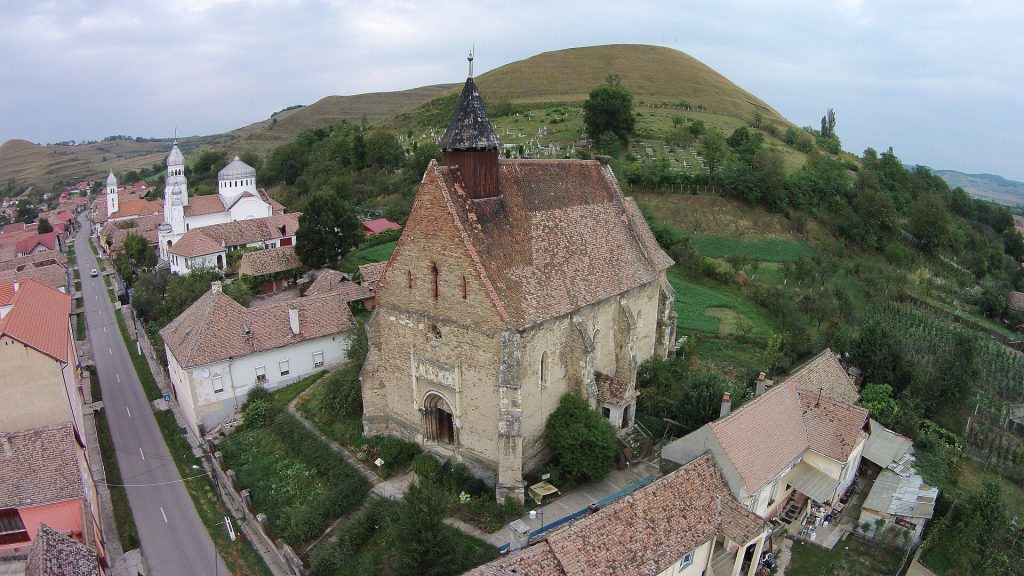 Dârlos Fortified Church: A Late Gothic Church in Romania 3 Biserica fortificată din Dârlos