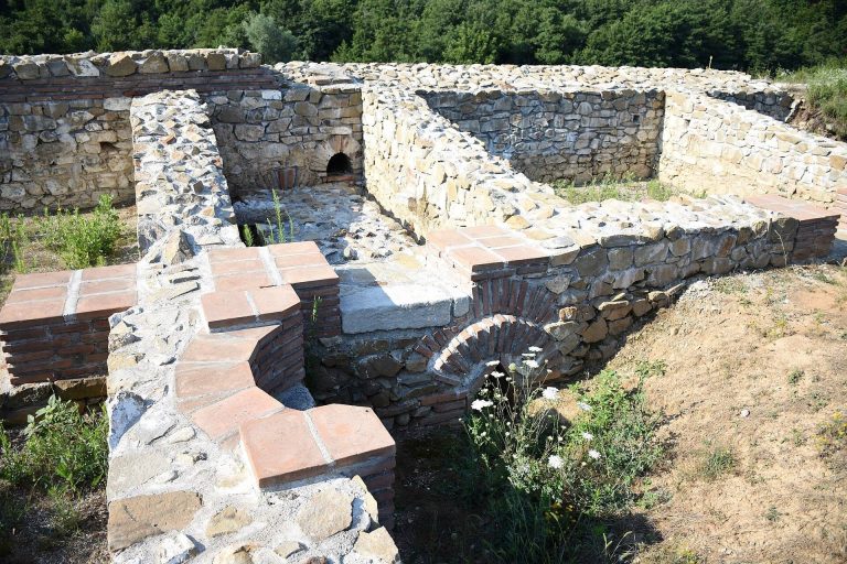 Roman Imperial Palace at Šarkamen: A Late Antique Imperial Memorial Complex