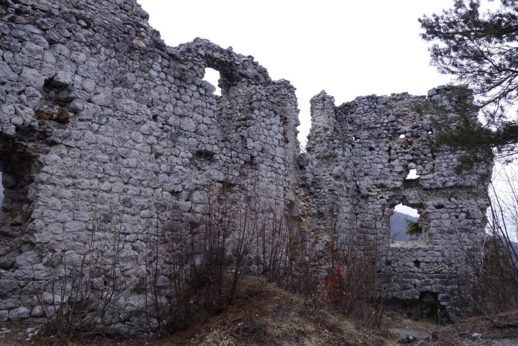 Lindek Castle: A Medieval Fortress in Slovenia 4 Lindek Castle