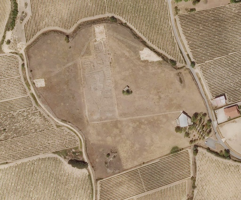 La Hoya: A Fortified Prehistoric and Protohistoric Settlement in Spain 1 La Hoya