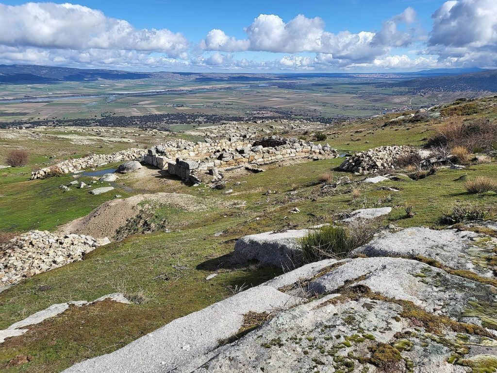 Castro de Ulaca: A Vettonic Hill-Fort and Regional Center in Spain 3 Castro de Ulaca