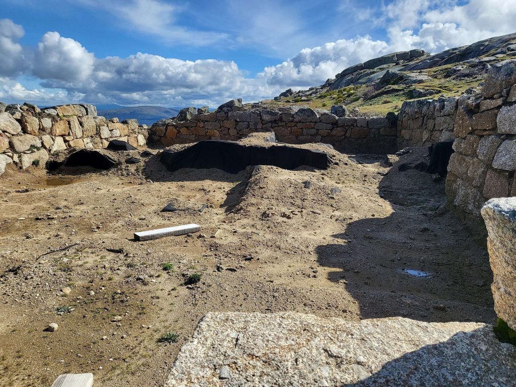 Castro de Ulaca: A Vettonic Hill-Fort and Regional Center in Spain 5 Castro de Ulaca