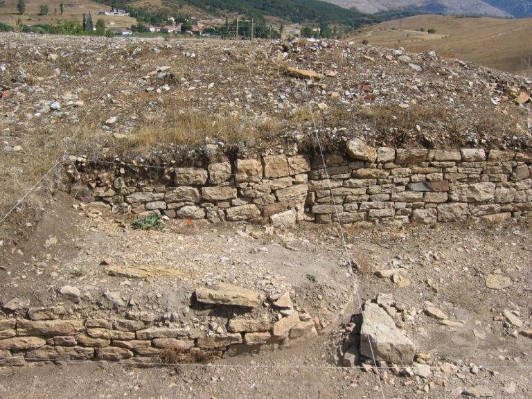 Castro de La Loma: A Fortified Cantabrian Settlement and Roman Siege Site