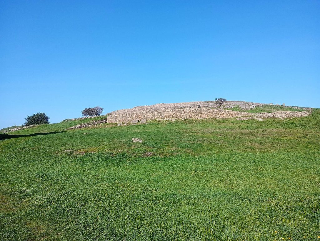 Castro de Elviña: A Fortified Iron Age Settlement in Spain 1 Castro de Elviña