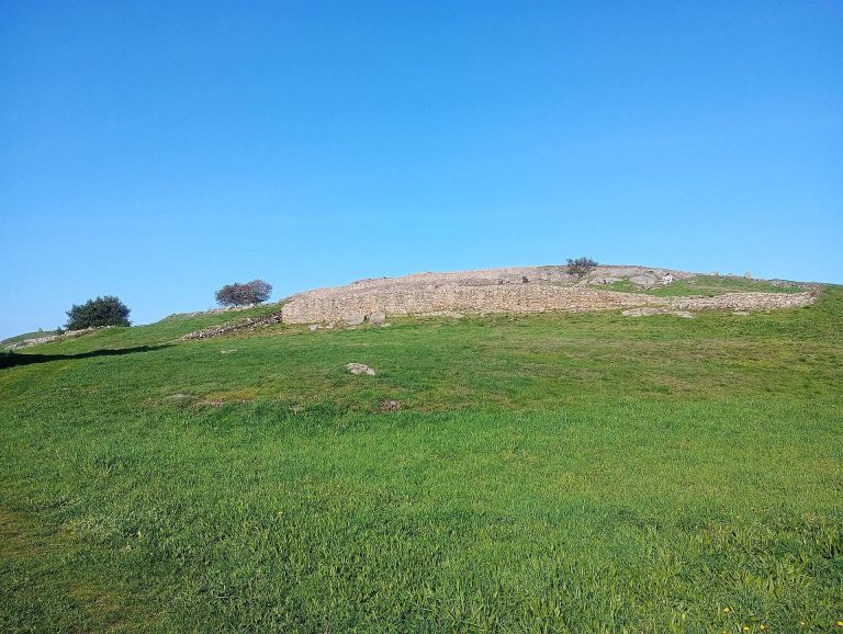 Castro de Elviña: A Fortified Iron Age Settlement in Spain