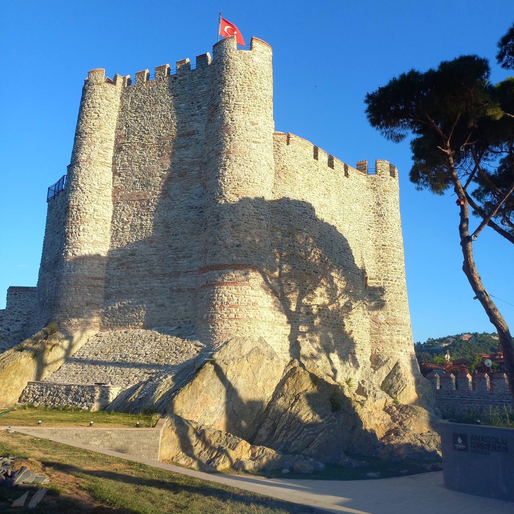 Anadoluhisarı: An Ottoman Fortress on the Bosporus 5 Anadoluhisarı