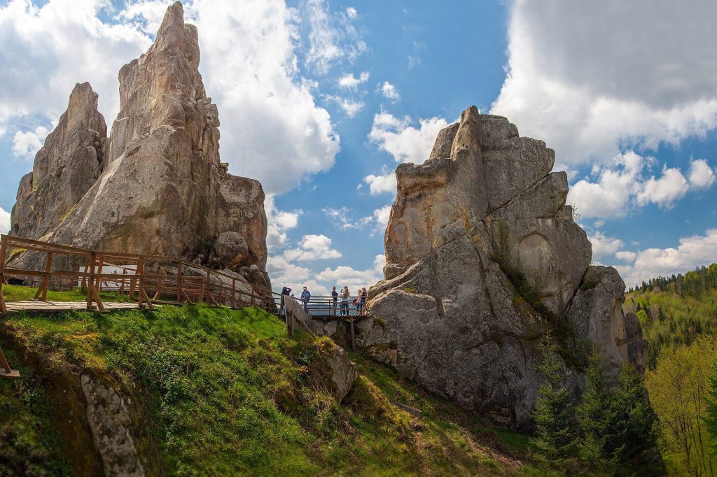 Tustan: A Medieval Fortress-City and Customs Station in Ukraine 1 Tustan