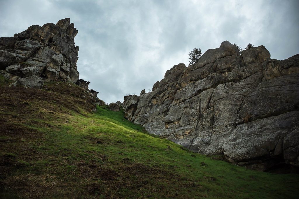 Tustan: A Medieval Fortress-City and Customs Station in Ukraine 3 Tustan