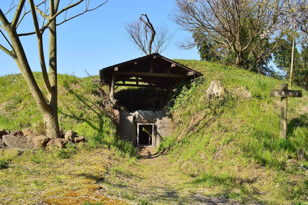 Iwaya Kofun: A Keyhole-Shaped Burial Mound in Japan 1 Iwaya Kofun