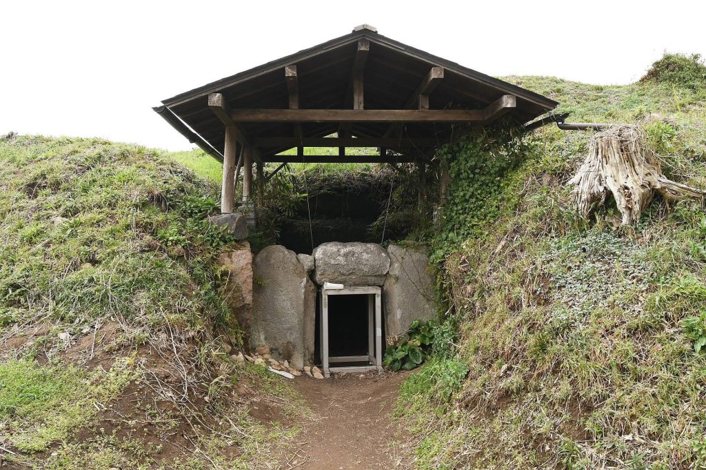 Iwaya Kofun: A Keyhole-Shaped Burial Mound in Japan 3 Iwaya Kofun