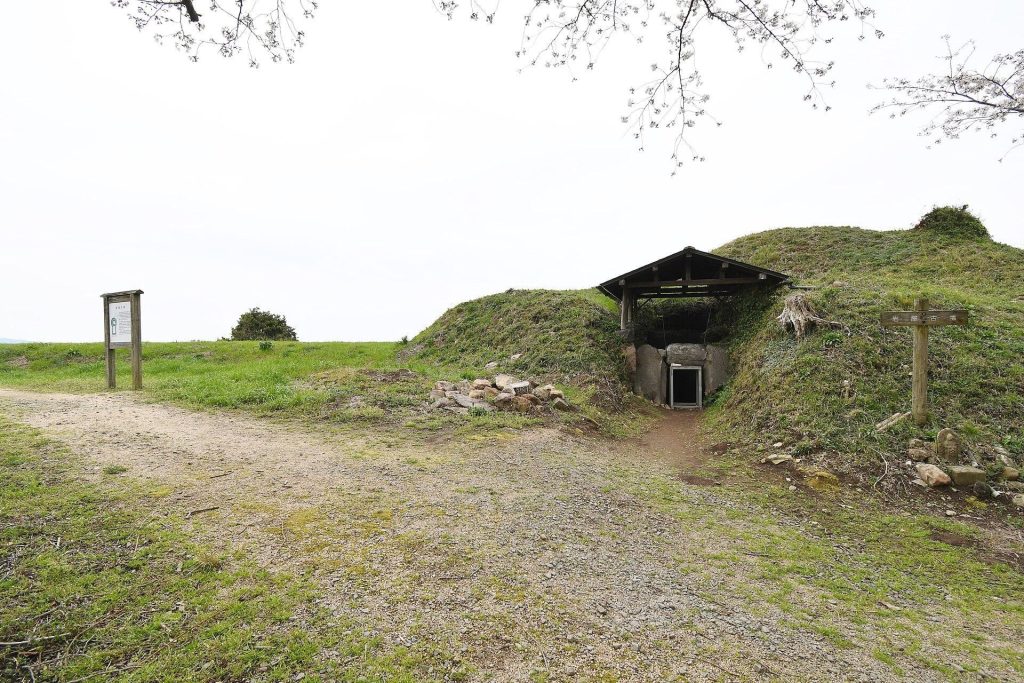 Iwaya Kofun: A Keyhole-Shaped Burial Mound in Japan 4 Iwaya Kofun