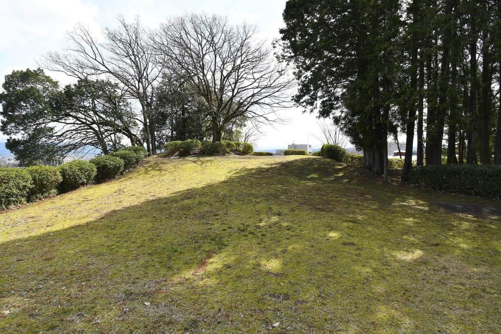 Yashikiyama Kofun: A Kofun-Period Burial Mound in Katsuragi, Japan 2 Yashikiyama Kofun