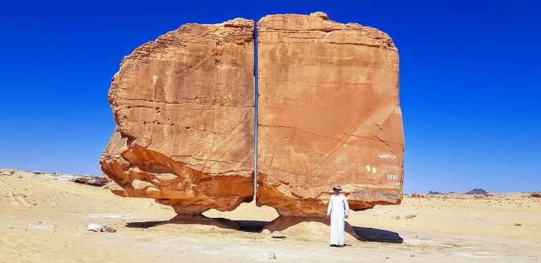 Al Naslaa: A Split Sandstone Formation in Saudi Arabia