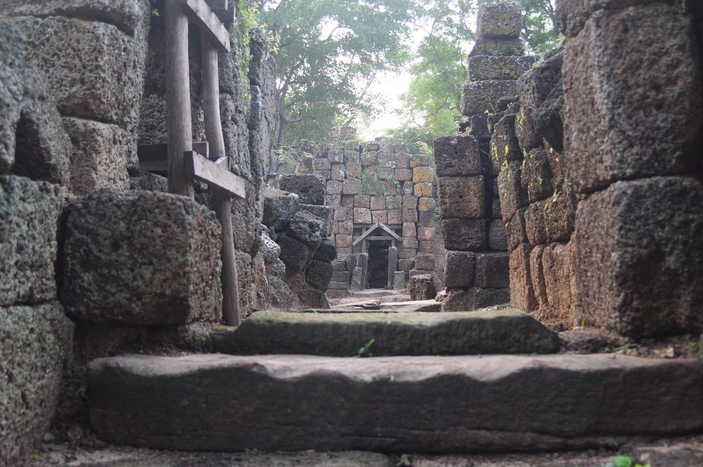 Prasat Chom Phra: A Khmer Arogayasala Temple Complex in Thailand 1 Prasat Chom Phra
