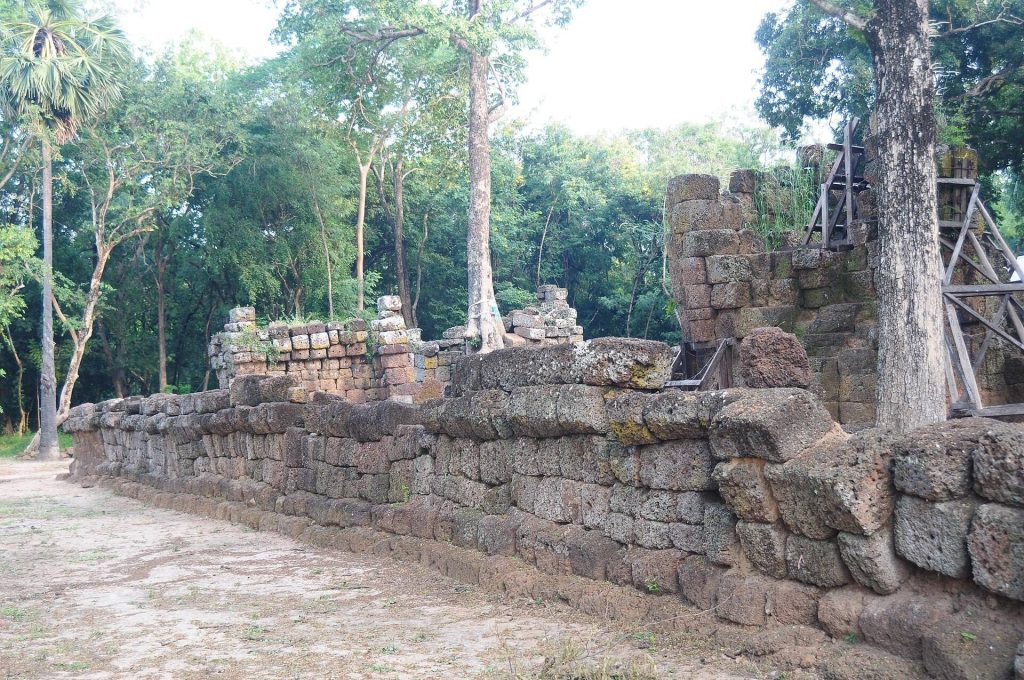 Prasat Chom Phra: A Khmer Arogayasala Temple Complex in Thailand 2 Prasat Chom Phra