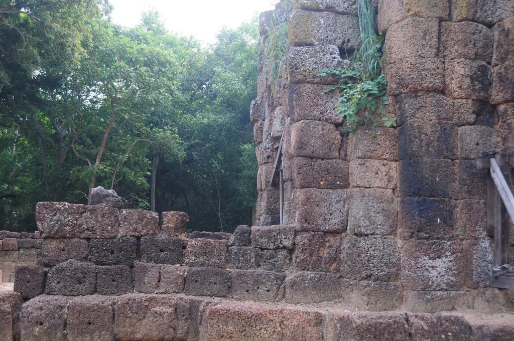 Prasat Chom Phra: A Khmer Arogayasala Temple Complex in Thailand 3 Prasat Chom Phra
