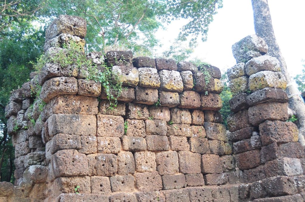 Prasat Chom Phra: A Khmer Arogayasala Temple Complex in Thailand 5 Prasat Chom Phra