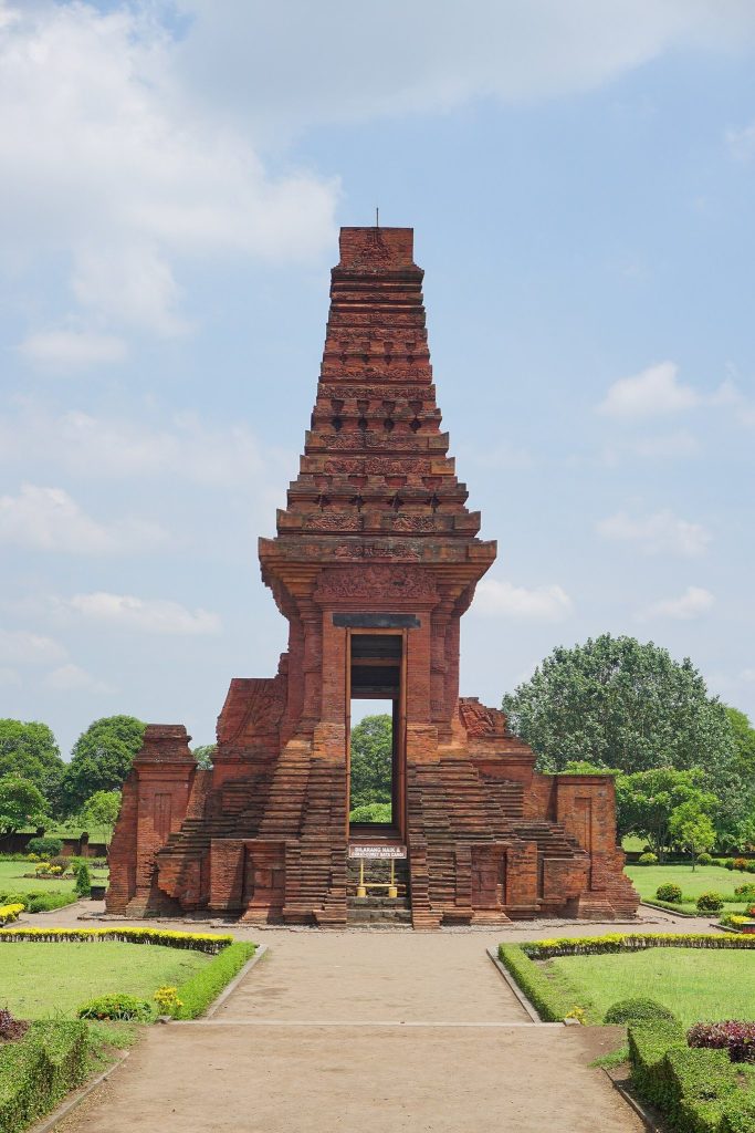 Bajang Ratu Temple: A Majapahit Ceremonial Gateway in East Java 1 Bajang Ratu Temple