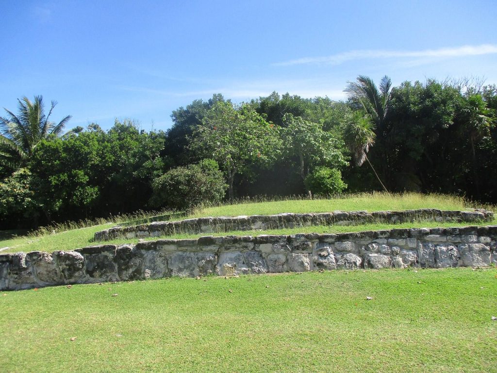 El Rey Archaeological Site: A Maya Coastal Settlement in Cancún 1 El Rey archaeological site