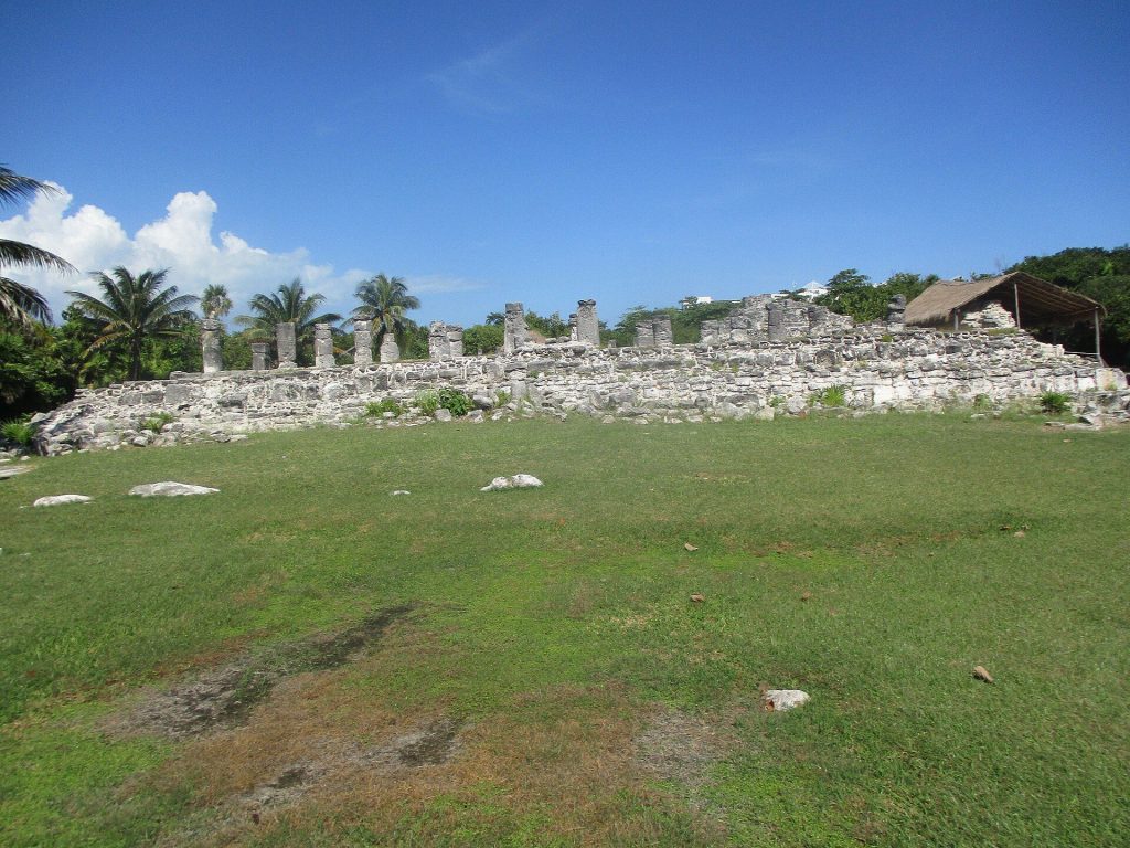 El Rey Archaeological Site: A Maya Coastal Settlement in Cancún 2 El Rey archaeological site