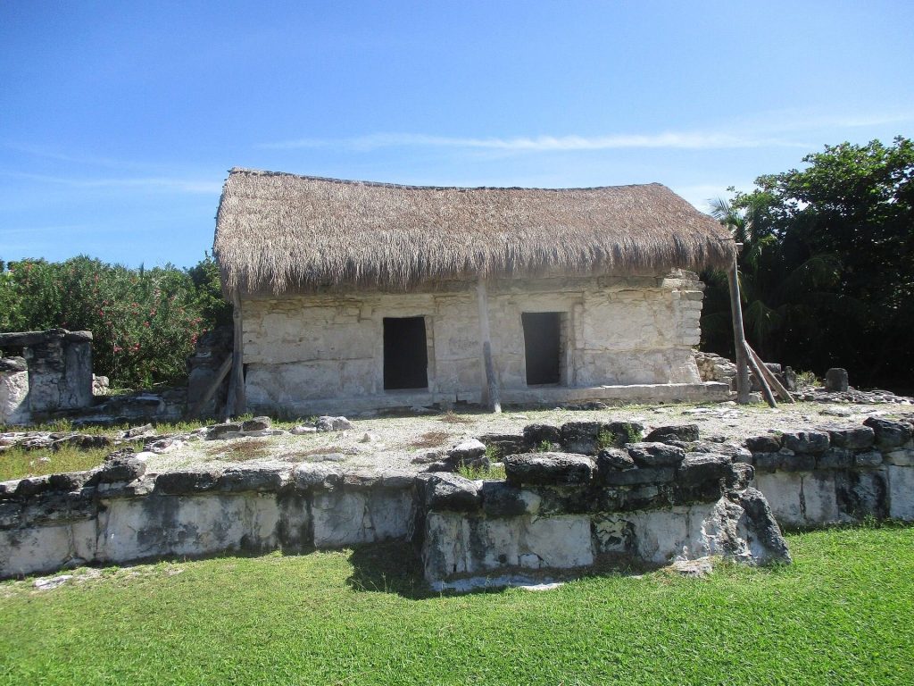 El Rey Archaeological Site: A Maya Coastal Settlement in Cancún 3 El Rey archaeological site