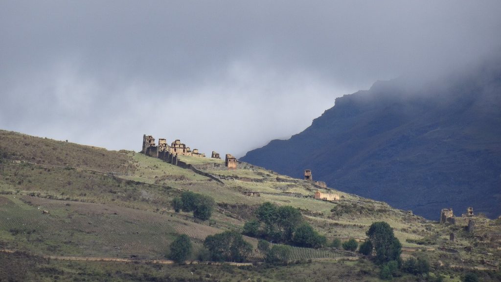 Piruro: A Preceramic Fortress in Peru’s Tantamayo Archaeological Complex 1 Piruro