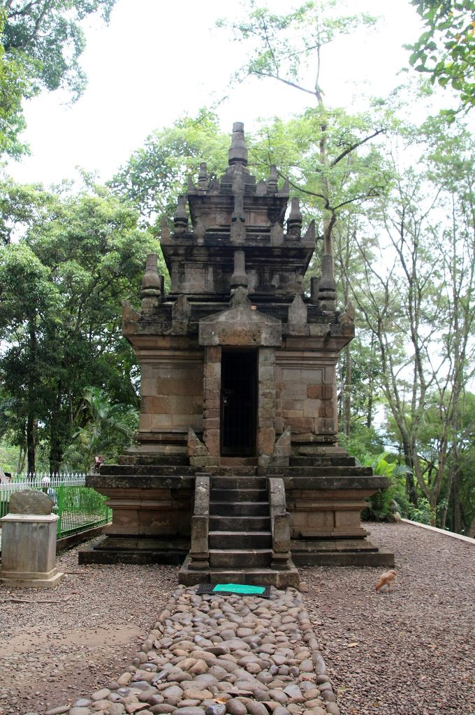 Cangkuang: An Early Eighth-Century Shaivite Hindu Temple in West Java 2 Cangkuang