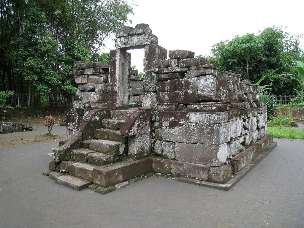 Gunung Wukir: An Early Eighth-Century Shivaite Temple in Central Java 1 Gunung Wukir