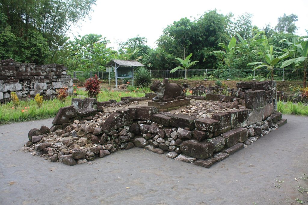 Gunung Wukir: An Early Eighth-Century Shivaite Temple in Central Java 4 Gunung Wukir
