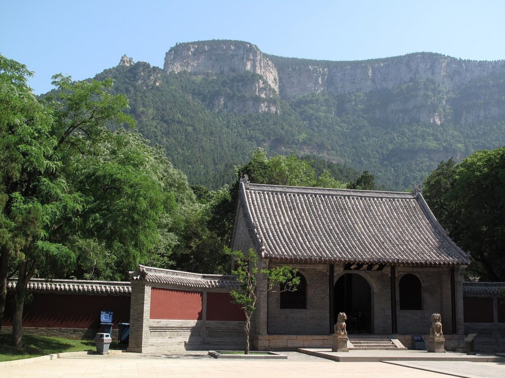 Lingyan Temple: A Buddhist Monastery in Changqing District 2 Lingyan Temple