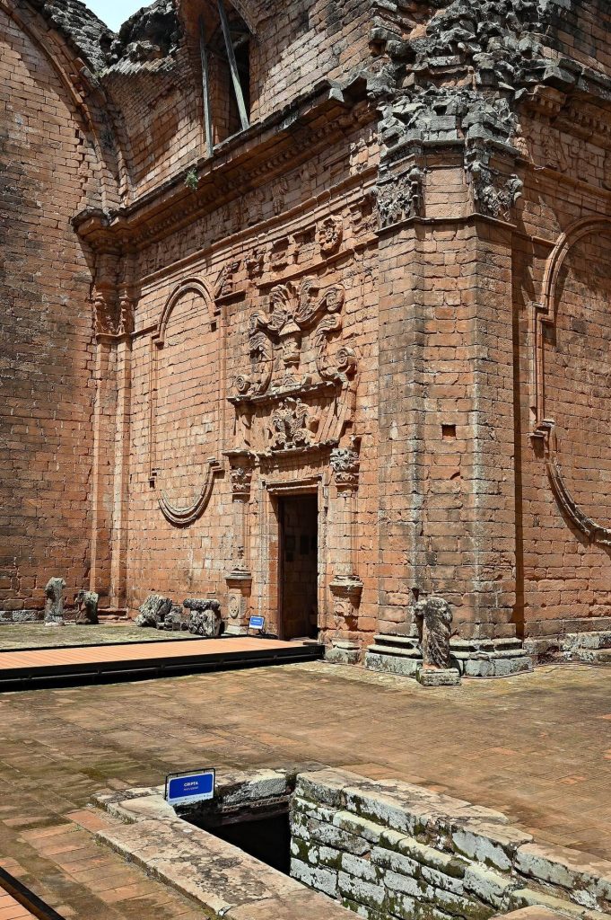La Santísima Trinidad del Paraná: A Guaraní Jesuit Reduction in Paraguay 2 La Santísima Trinidad del Paraná