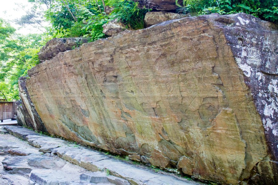 Cheonjeon-ri Petroglyphs: A Multiperiod Rock-Art Site in South Korea 1 Cheonjeon-ri petroglyphs