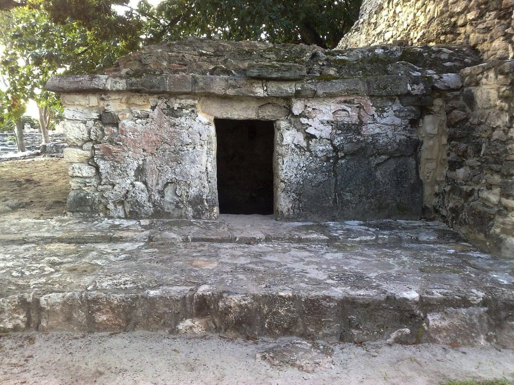 El Meco: A Maya Maritime Trade Center in Quintana Roo 3 El Meco