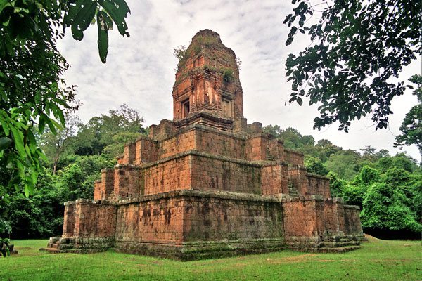 Baksei Chamkrong: An Early Khmer Hindu Temple at Angkor 1 Baksei Chamkrong