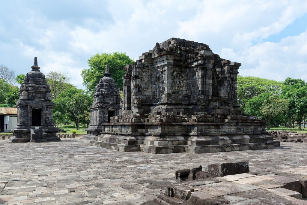 Lumbung: A Ninth-Century Buddhist Temple Compound in Central Java 1 Lumbung