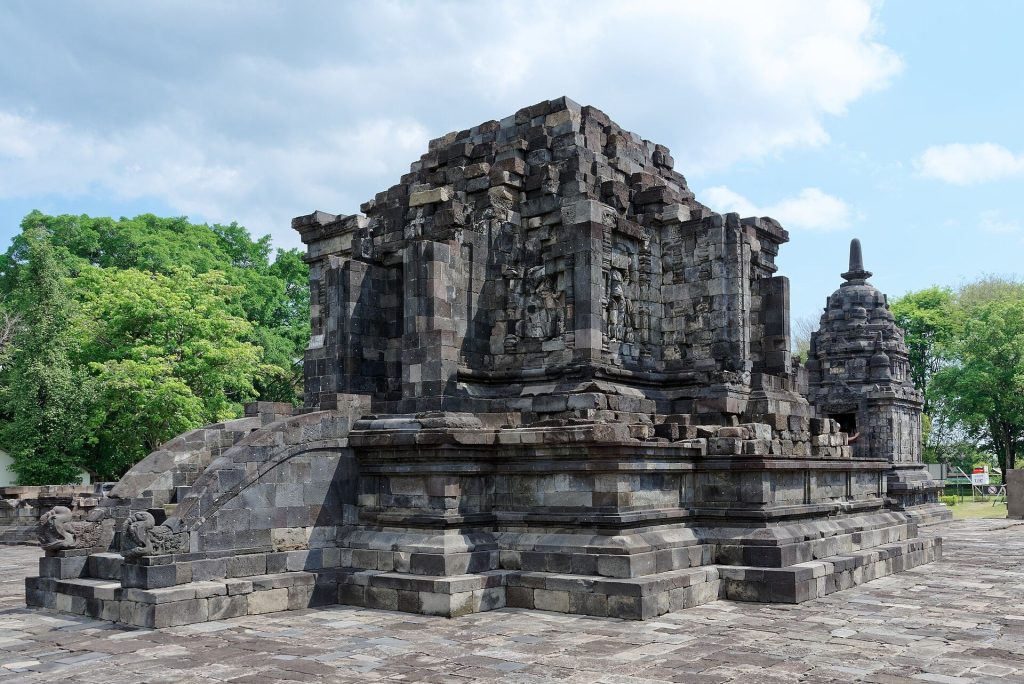 Lumbung: A Ninth-Century Buddhist Temple Compound in Central Java 2 Lumbung