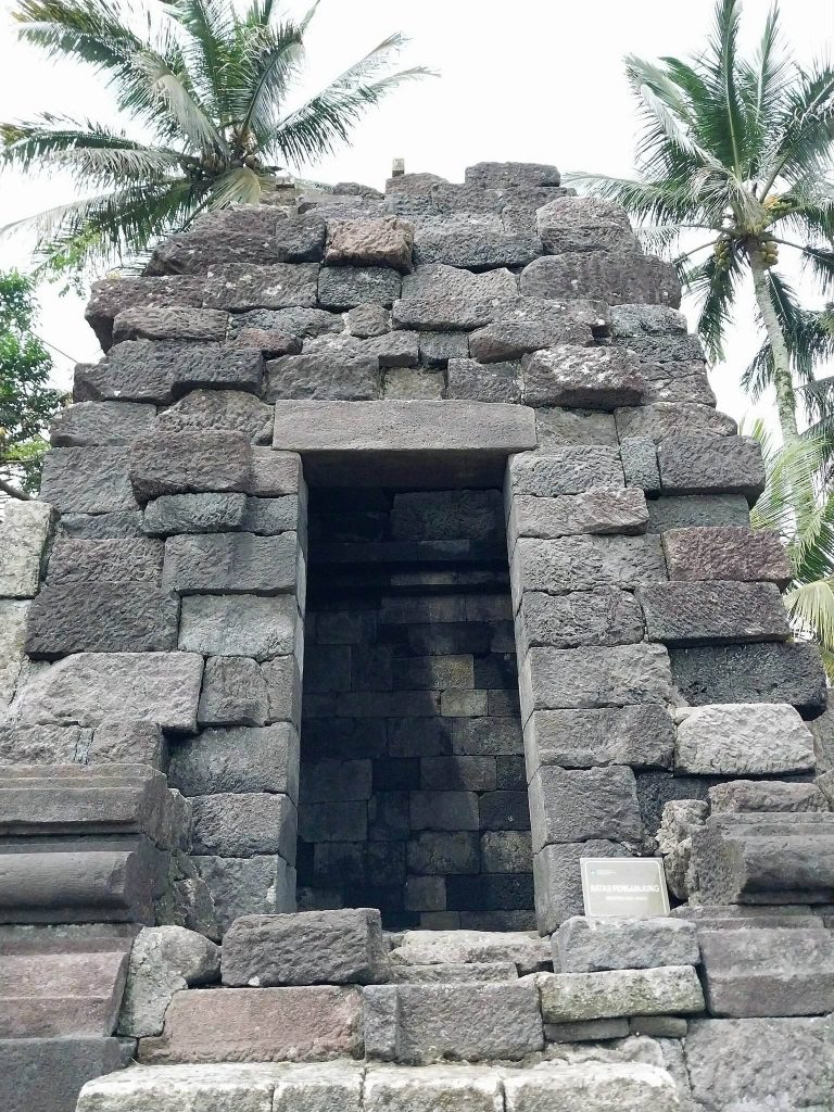 Lumbung: A Ninth-Century Buddhist Temple Compound in Central Java 3 Lumbung