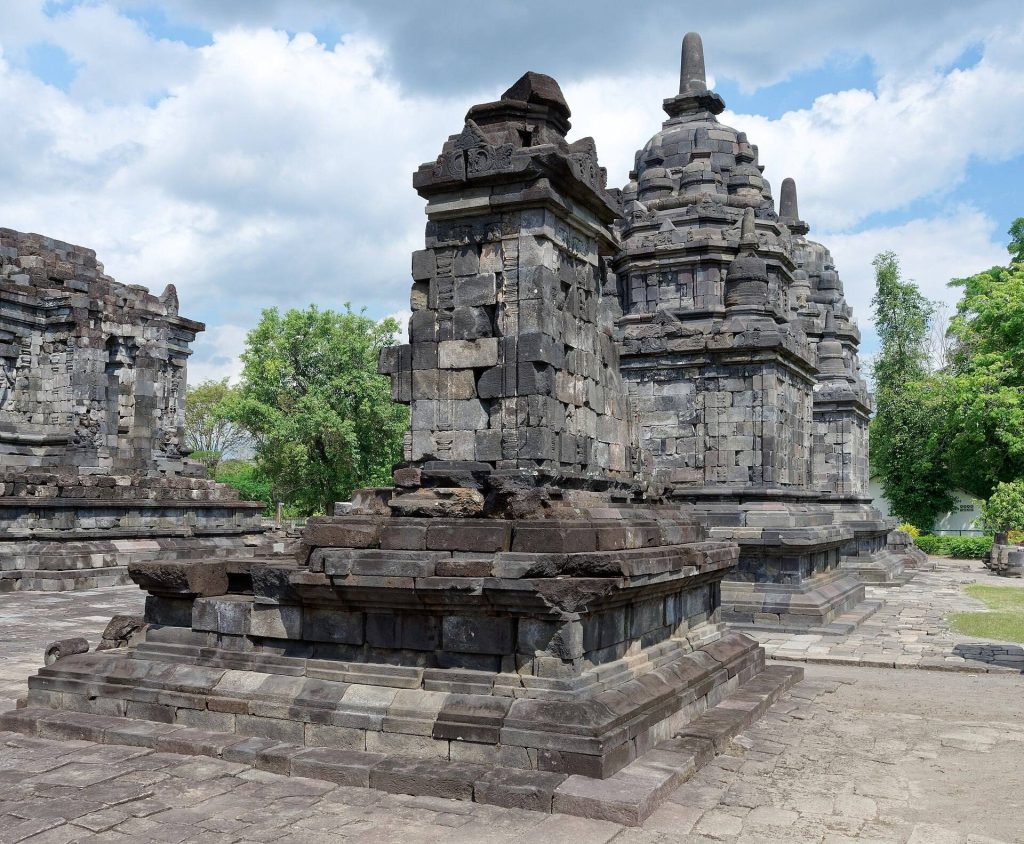 Lumbung: A Ninth-Century Buddhist Temple Compound in Central Java 5 Lumbung