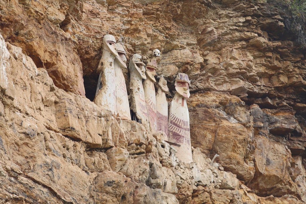 Sarcophagi of Karajía: Chachapoyas Anthropomorphic Coffins in Peru 1 Sarcophagi of Karajía