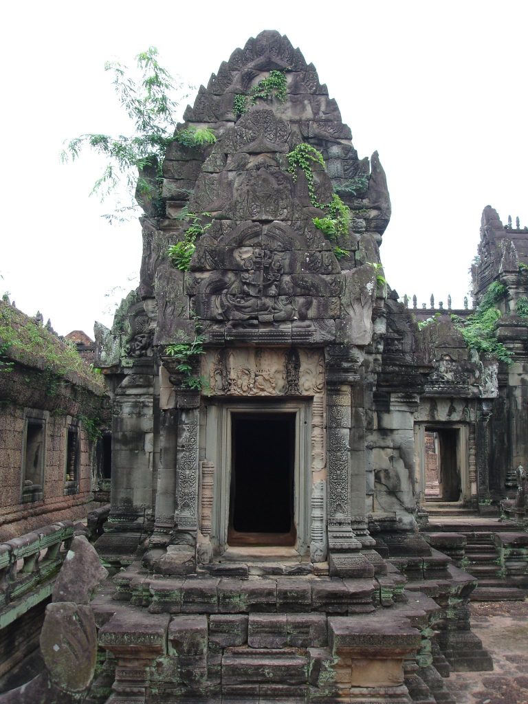 Banteay Samré: A Twelfth-Century Hindu Temple Complex at Angkor