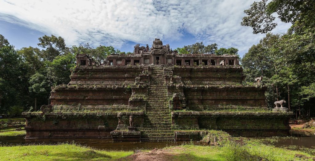 Phimeanakas: A Khmer Royal Temple at Angkor Thom 2 Phimeanakas