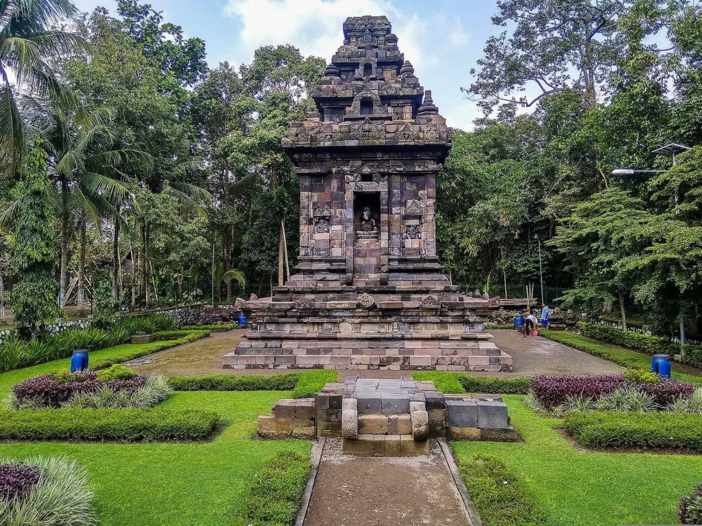 Merak Temple: A Tenth-Century Shaivite Temple Complex in Central Java 1 Merak Temple
